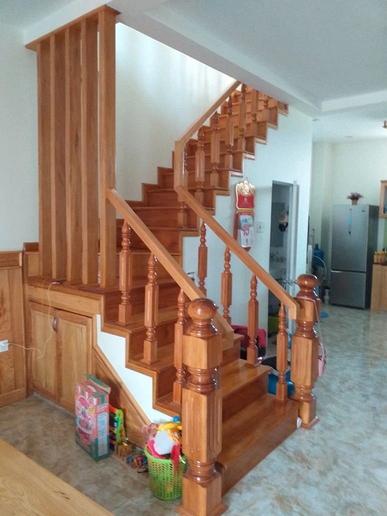 Cầu thang gõ đỏ chữ L giúp chia nhịp bước và giảm mệt khi lên xuống