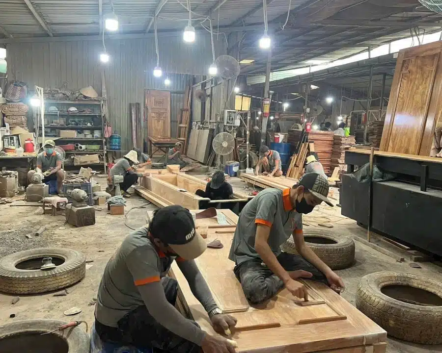 đội thợ sản xuất nội thất gõ đỏ