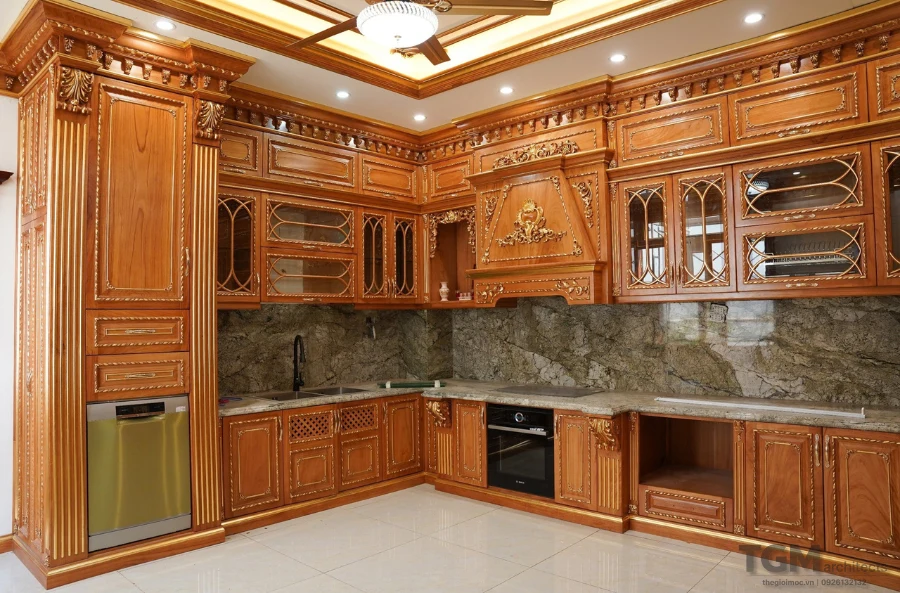Tủ bếp gỗ gõ đỏ phong cách cổ điển