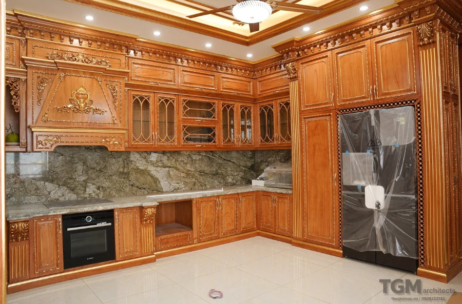 Thi công tủ bếp gỗ gỗ đỏ cổ điện tại Quận 7